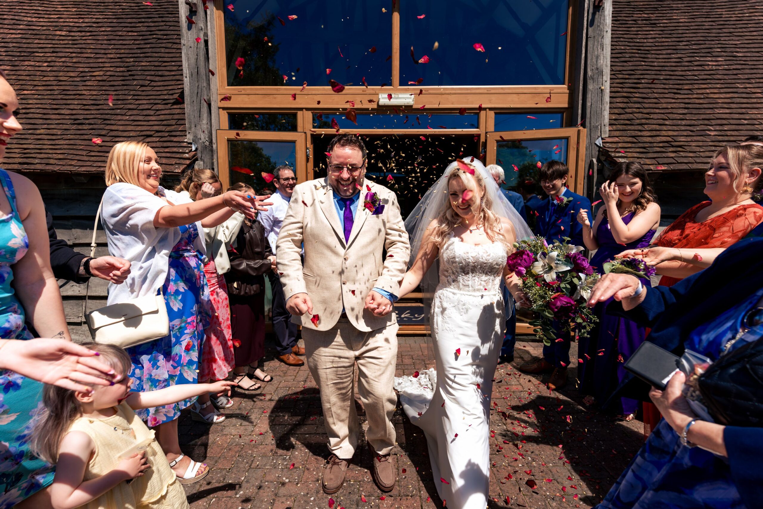 Skylark golf country club wedding photographer confetti
