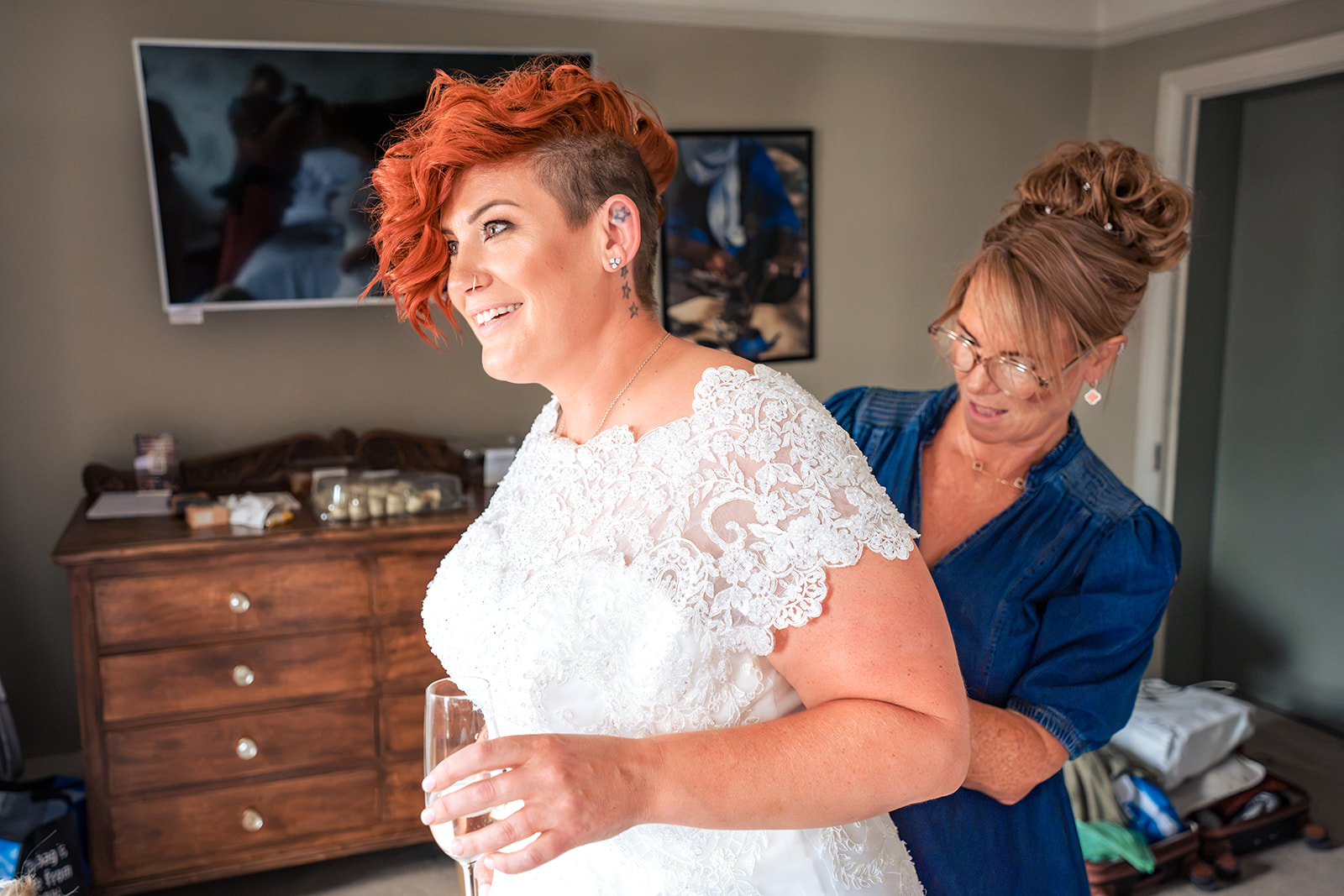 Bride getting ready with family at The Elephant at Pangbourne, Berkshire